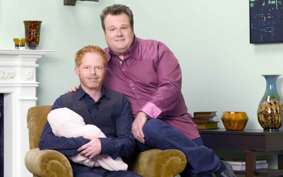 In der ersten Folge von "Modern Family" überraschten Cameron (Eric Stonestreet, rechts) und Mitchell (Jesse Tyler Ferguson) ihre Familienangehörigen damit, ein kleines Mädchen aus Vietnam adoptiert zu haben. (Bild: MG RTL D / FOX)