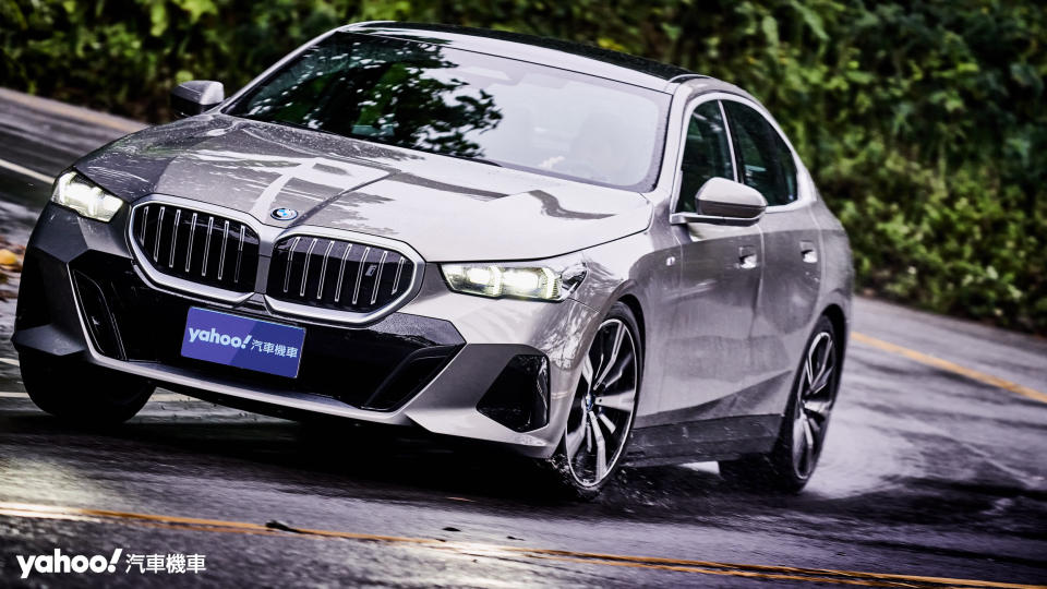 客觀方面的操控性格是肯定的，但也因為電動車本身的條件、追求舒適的風格與調校而讓i5在主觀層面的感知少了更多過去5 Series、甚至是BMW品牌本身的特色。