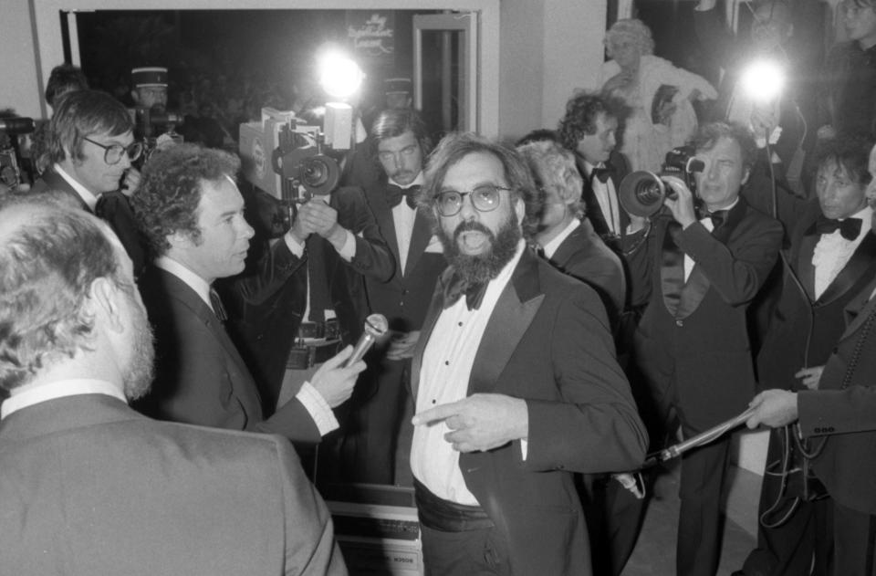 Francis Ford Coppola interviewé par un journaliste lors de la 1ère de son film 'Apocalypse Now' au Festival de Cannes le 19 mai 1979 (Photo by Gilbert TOURTE/Gamma-Rapho via Getty Images)