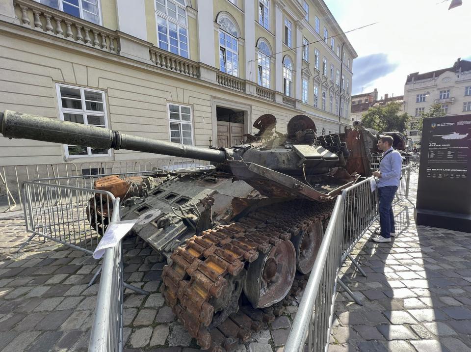 A Ukrainian inspects a ruined Russian tank displayed on the streets of Kyiv. <a href="https://www.gettyimages.com/detail/news-photo/destroyed-russian-tanks-are-displayed-in-lviv-ukraine-in-news-photo/1242829000" rel="nofollow noopener" target="_blank" data-ylk="slk:Thomas O'Neill/NurPhoto via Getty Images;elm:context_link;itc:0;sec:content-canvas" class="link ">Thomas O'Neill/NurPhoto via Getty Images</a>