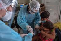 Entre los soldados hay médicos y enfermeros que están realizando pruebas rápidas de coronavirus a la población. (Foto: Nelson Almeida / AFP / Getty Images).