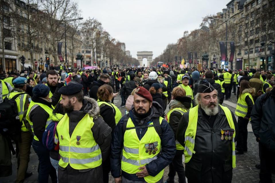 À trois jours du lancement du débat national censé apaiser la colère, la mobilisation des gilets jaunes connaît un vif rebond à l’occasion de son acte 9 : 84 000 personnes défilent le samedi 12 janvier partout en France contre la politique sociale et fiscale du gouvernement, mais sans heurts majeurs. Pour éviter les débordements, les gilets jaunes qui défilaient à Paris ont créé leur service d’ordre. Une fois encore toutefois, plusieurs journalistes sont la cible des manifestants et un agent de sécurité qui accompagnait une équipe de LCI est agressé à Rouen.