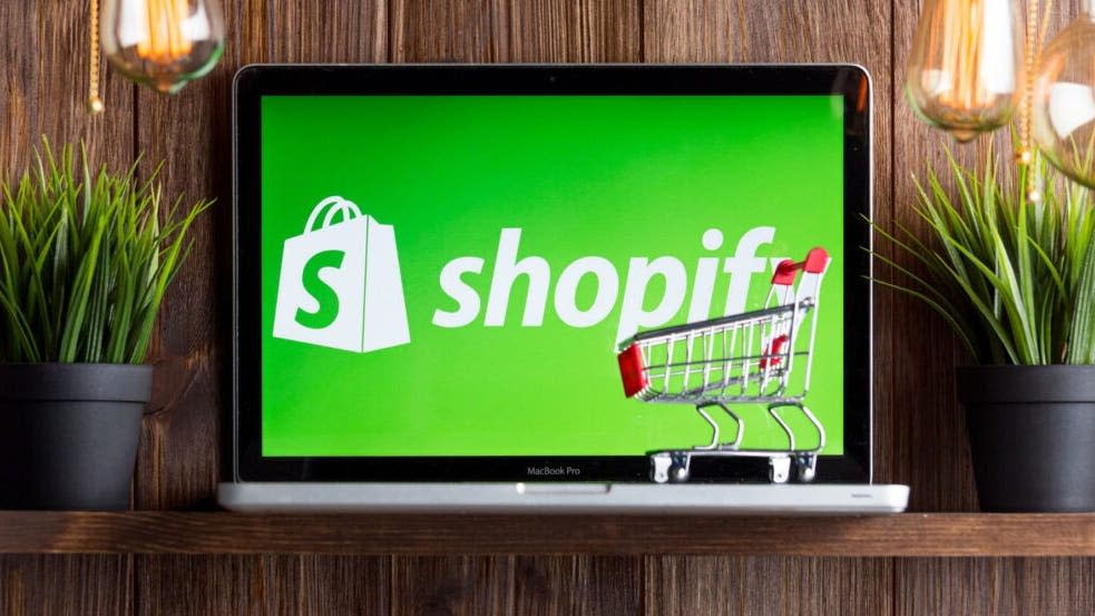 Shopify Prepares To Report Q1 Earnings: Charts Indicate Bullish Reversal, Analysts Predict Downside