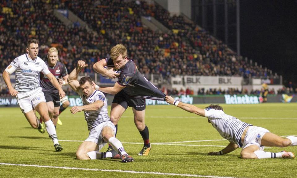 Nick Tompkins goes over for the fifth Saracens try against Ospreys