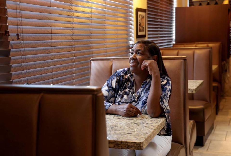 La empresaria Shirlene Ingraham sentada en una de las cabinas de su restaurante Jackson Soul Food II, en Opa-locka, el 11 de agosto de 2022.