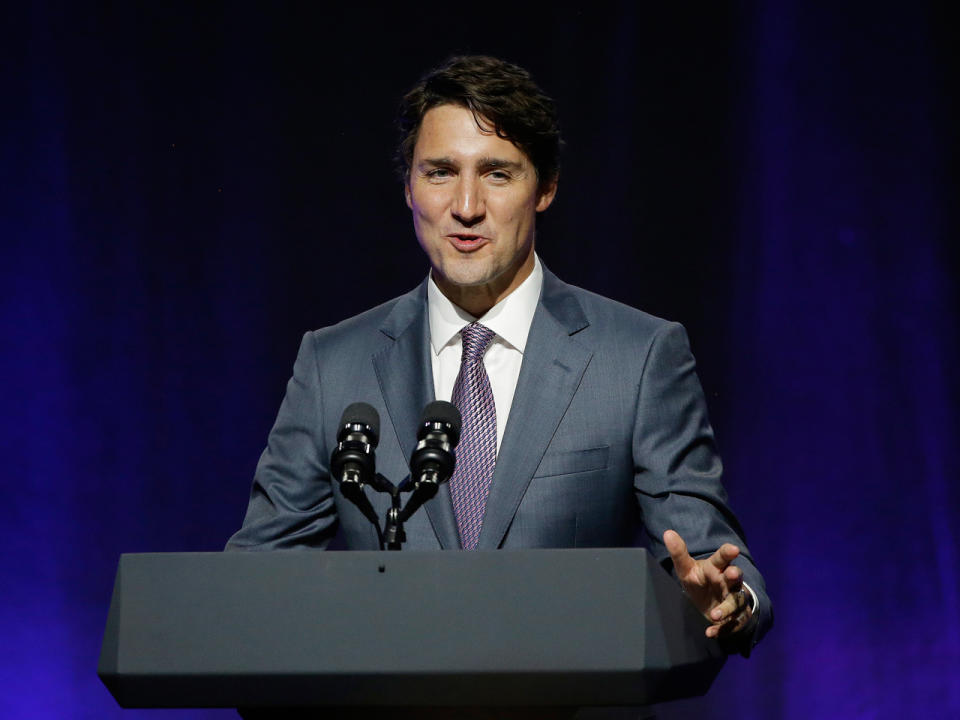 Er ist derzeit der wohl stilsicherste Politiker: Justin Trudeau. Der Premier weiß Kanada sowohl in perfekt sitzenden Anzügen als auch in legeren Jeans bestens zu repräsentieren. Legendär ist vor allem aber sein extravaganter Socken-Geschmack. Nur noch folgende Personen können laut "Vanity Fair" mit dem 45-Jährigen Outfit-technisch mithalten. (Bild-Copyright: Stephan Savoia/AP Photo)