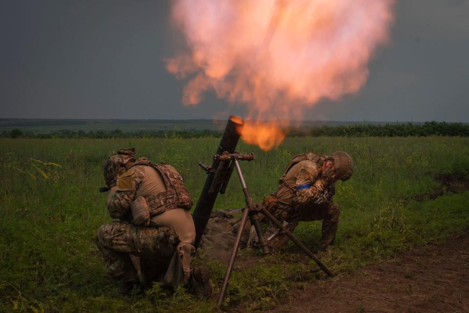 Ukrainische Soldaten feuern auf russische Stellungen an der Frontlinie in der Region Saporischschja, Ukraine, am 24. Juni 2023. - Copyright: AP Photo/Efrem Lukatsky