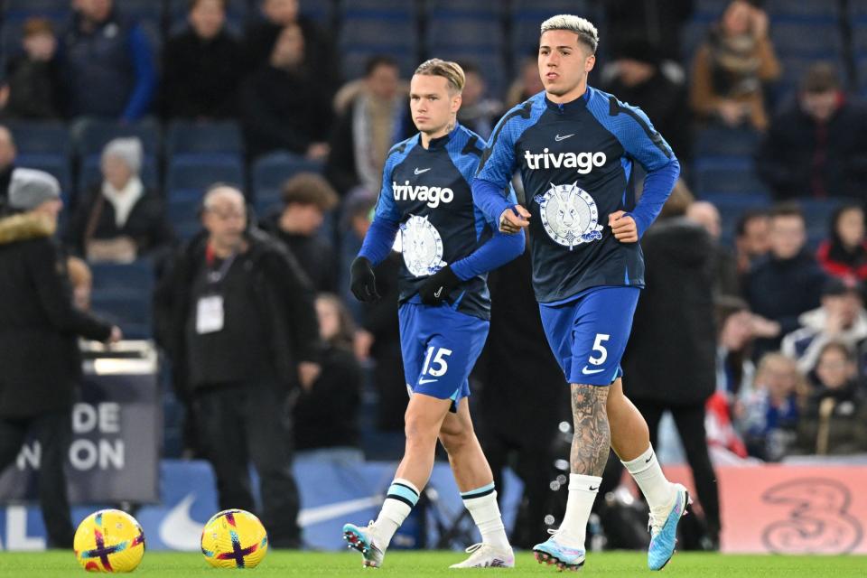 Chelsea's Ukrainian midfielder Mykhailo Mudryk (L) and Chelsea's Argentinian midfielder Enzo Fernandez (R) warm-up prior to the start of the English Premier League football match between Chelsea and Fulham - GLYN KIRK/AFP via Getty Images