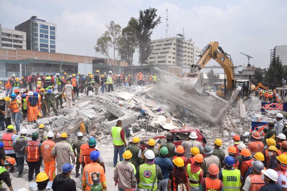 FOTOS: la fábrica destruida en México donde todos quieren ayudar