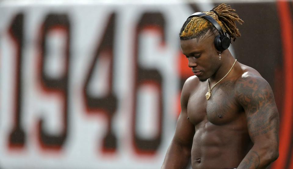 Cleveland Browns tight end David Njoku (85) pauses for a pregame prayer before an NFL football game against the Cincinnati Bengals, Sunday, Jan. 9, 2022, in Cleveland, Ohio. [Jeff Lange/Beacon Journal]