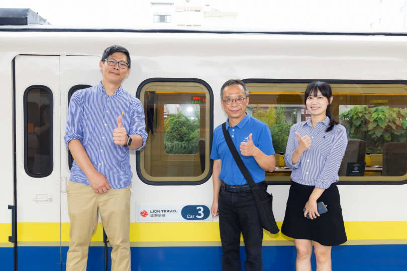 栩悅號首發滿載啟航，雄獅國內鐵道部部長林詠凱、阿里山林鐵處副處長周恆凱、雄獅嘉義分公司資經洪采吟（左至右）開心迎賓。