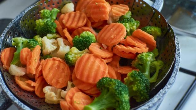 How to Steam Vegetables Without a Steamer - Steamer Basket Hack