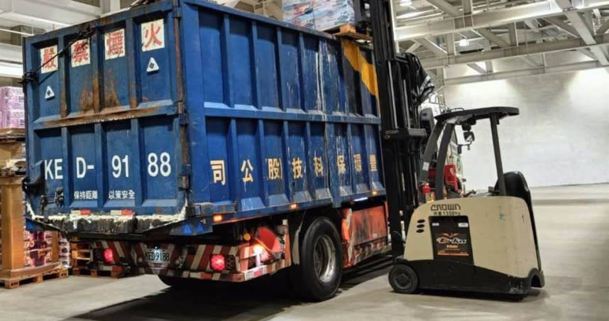 台北市衛生局今帶稽查人員前往好市多北投店稽查，並銷毀4319.55公斤冷凍莓果類產品。（圖／衛生局提供）