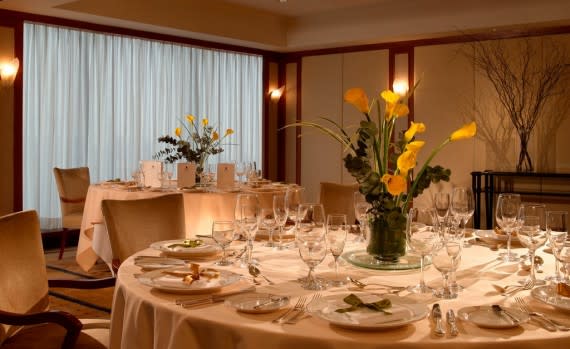 小編為大家綜合了全港酒店酒席價，幫找一個平、靚、正的場地舉行婚宴。