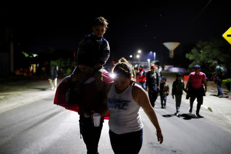 People belonging to a caravan of migrants from Honduras en route to the United States, walk after crossing into Mexico, in Hidalgo, Mexico, January 18, 2019. REUTERS/Jose Cabezas