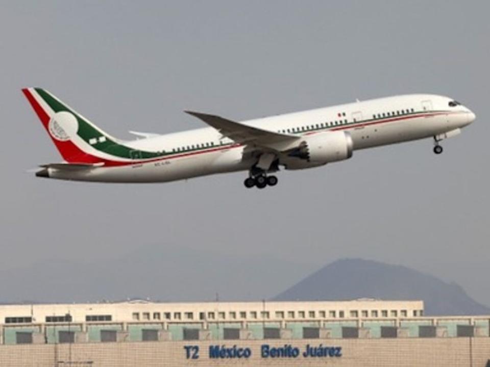 The Mexican presidential plane departing Mexico City.