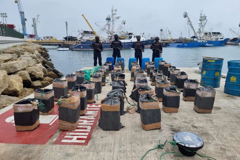 10/11/2021 Ecuador.- La Armada ecuatoriana decomisa en torno a 1,5 toneladas de droga en altamar.  El Gobierno de Ecuador ha informado este jueves que ha incinerado 9,3 toneladas de droga en Guayaquil incautada en varios operativos en los últimos años, según ha indicado el ministro del Interior, Patricio Carrillo.  POLITICA TWITTER ARMADA ECUADOR