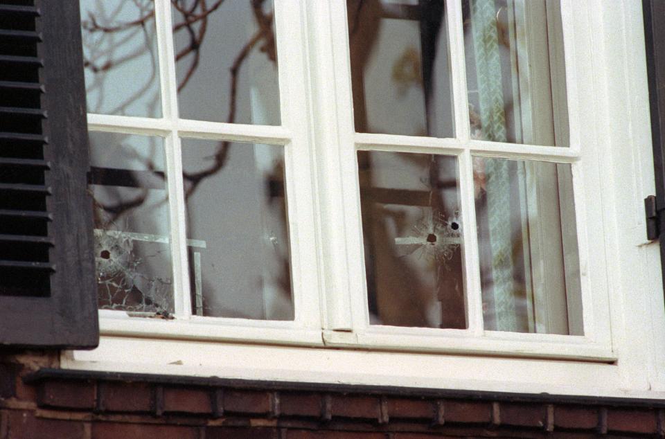 Blick auf die Einschusslöcher in dem Fenster, durch das Detlev Carsten Rohwedder erschossen wurde, aufgenommen am 02.04.1991 in Düsseldorf. (Bild: picture alliance / dpa)