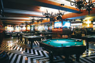 一樓地庫酒吧放眼盡是各款玩樂設施，最吸引眼球的要數多角形的美式桌球枱。