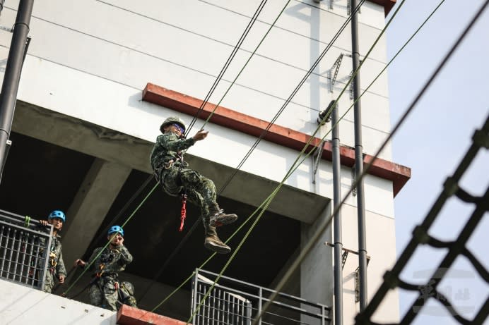 陸軍特指部特4營實施「災害防救演練」課程，藉由模擬災害實際的場景訓練，強化特戰官兵防災應變能力。（軍聞社記者謝宏檜攝）