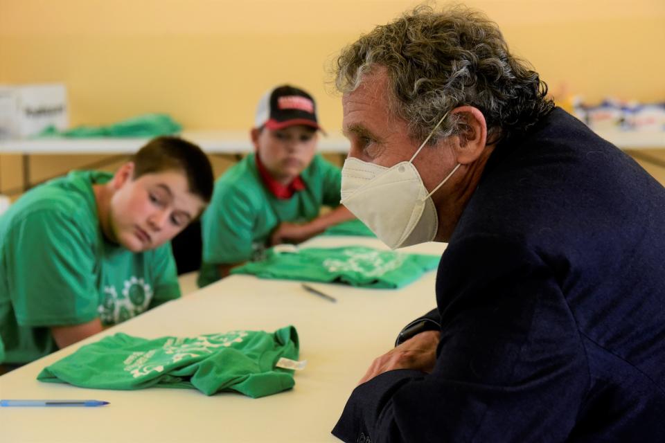 U.S. Senator Sherrod Brown (D-OH) tells Mansfield Spanish Immersion School students about his time in the same building years ago when it was known as Brinkerhoff Elementary School.