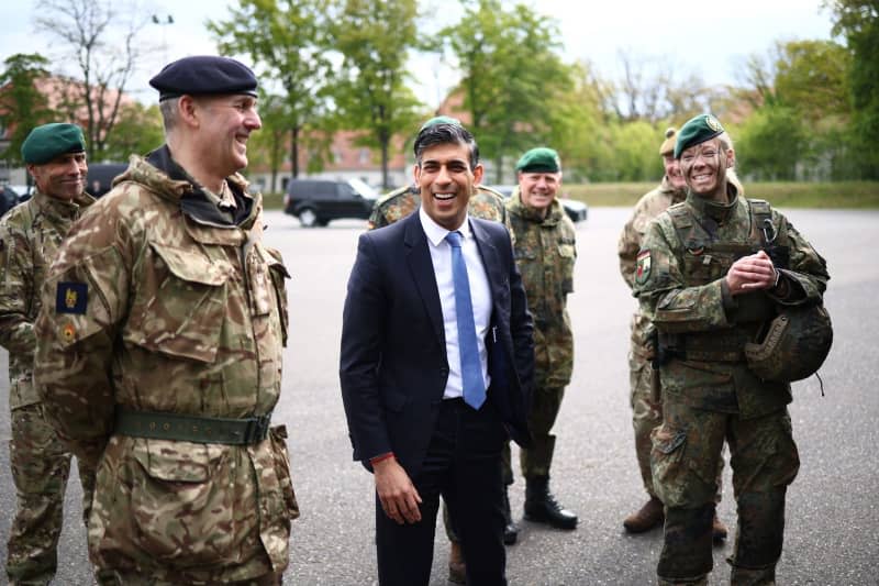 UK Prime Minister Rishi Sunak (C) speaks with soldiers of the German armed forces Bundeswehr as he visits the Julius Leber Barracks in Berlin to meet troops and see military equipment during his visit to Germany. Henry Nicholls/PA Wire/dpa