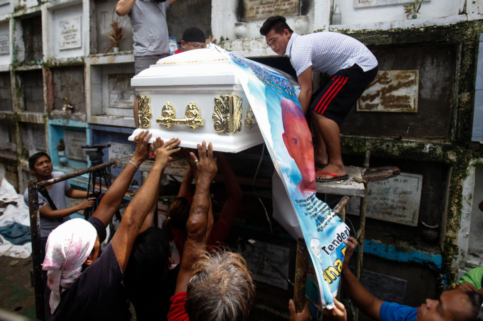 The body of slain teenager Reynaldo De Guzman is laid to rest at a cemetery during funeral rites in suburban Pasig City, east of Manila. (Photo: NurPhoto via Getty Images)