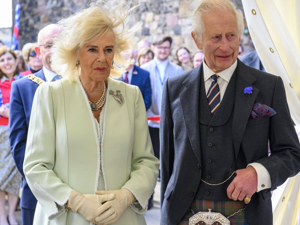 Vom Winde verweht: Königin Camilla und König Charles III. im Edinburgh Castle. (Bild: imago/Cover-Images)