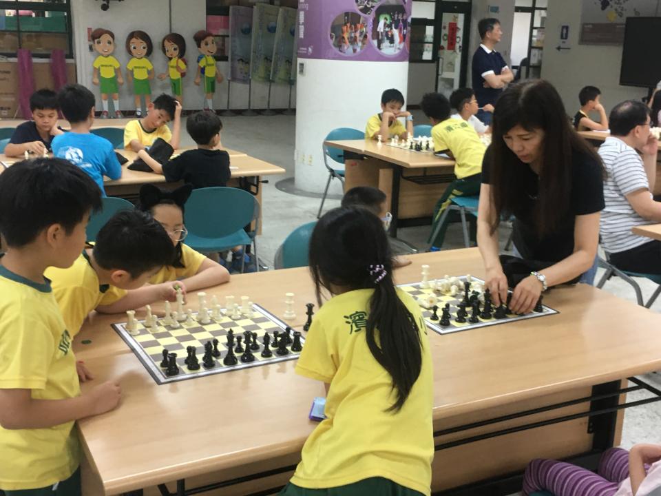 濱江國小兒童節活動，學生學習西洋棋