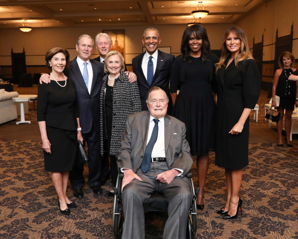 Esta fotografía del sábado 21 de abril de 2018 suministrada por la Oficina del ex presidente George H.W. Bush muestra al ex mandatario, al centro al frente, y a otros ex presidentes y ex primeras damas, durante el servicio funerario de la ex primera dama Barbara Bush en Houston. De izquierda a derecha: Laura Bush, George W. Bush, Bill Clinton, Hillary Clinton, Barack Obama y Michelle Obama, así como la actual primera dama Melania Trump. (Paul Morse/Cortesía de la Oficina de George H.W. Bush vía AP)