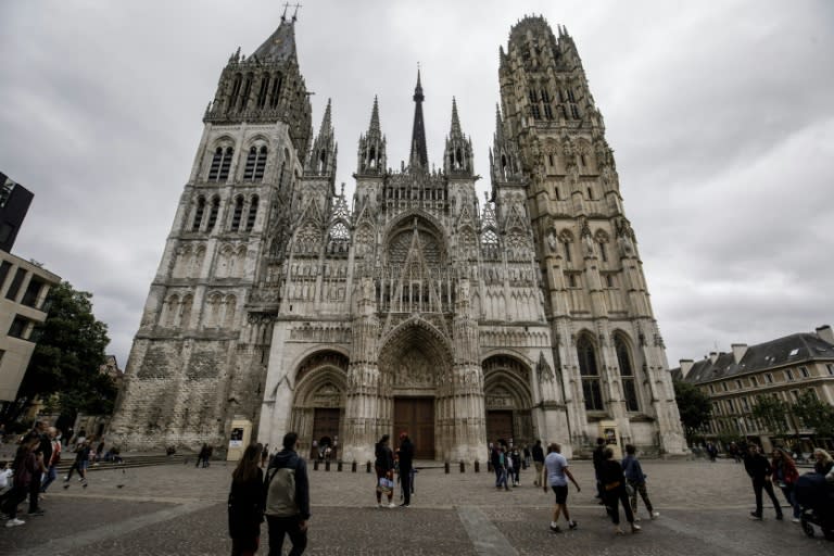 Ein Brand am Spitzturm der gotischen Kathedrale im französischen Rouen hat vorübergehend Erinnerungen an den verheerenden Großbrand der Pariser Kathedrale Notre-Dame geweckt. Die Feuerwehr löschte den Brand bald. (Sameer Al-DOUMY)