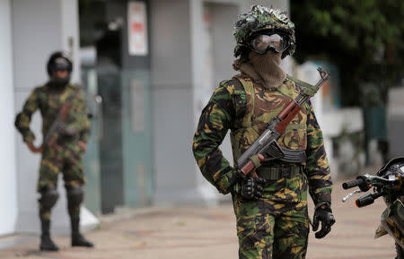 Sri Lankan Special Task Force soldiers stand guard in front of a mosque during the Friday prayers at a mosque, five days after a string of suicide bomb attacks on Catholic churches and luxury hotels across the island on Easter Sunday, in Colombo, Sri Lanka April 26, 2019. REUTERS/Dinuka Liyanawatte