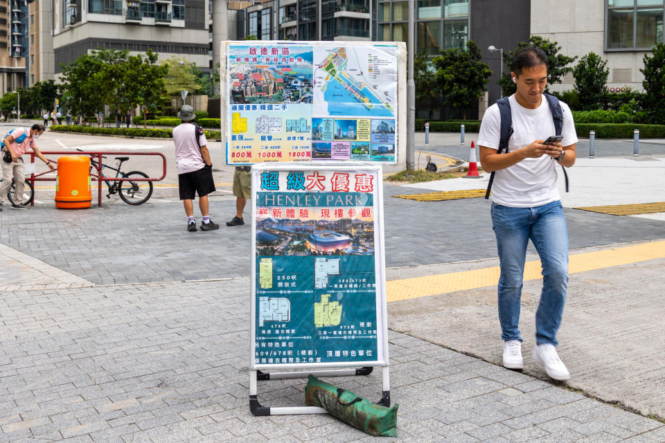 香港的問題則不在於樓盤「爛尾」，而是很多買家自願或被迫撻訂，發展商想「交樓」也不知交給誰。