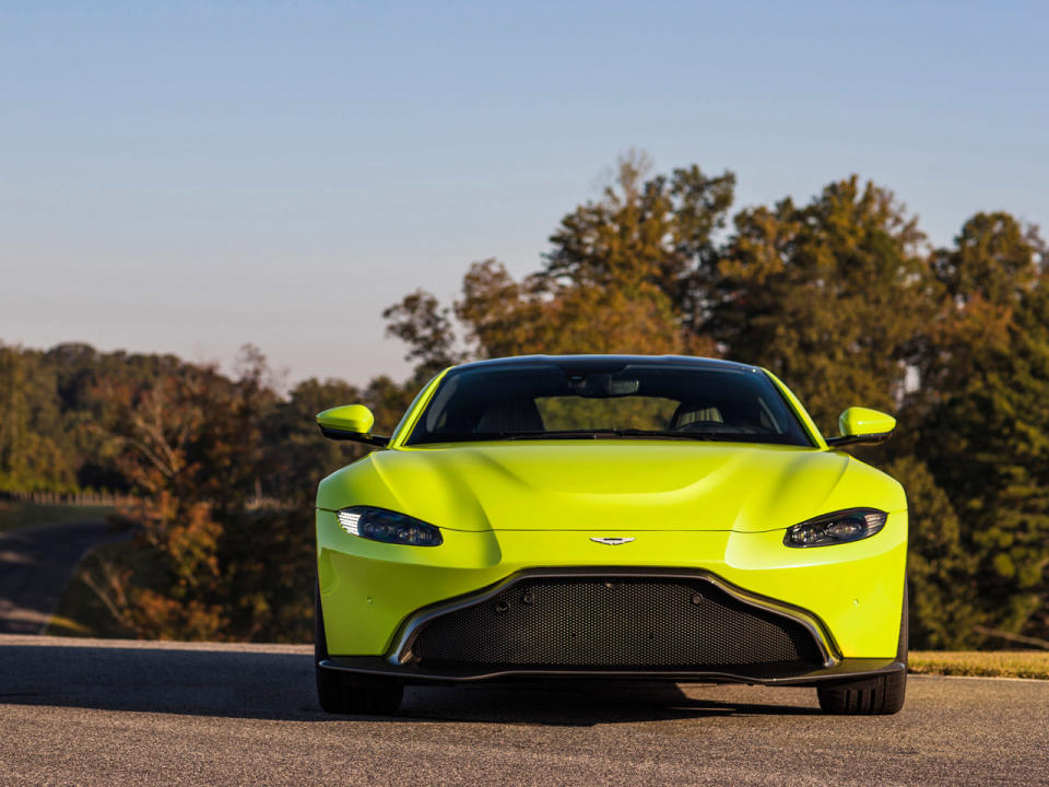 Ein bisschen müssen sich die Anhänger des giftgrünen Sportwagens allerdings noch gedulden, denn erscheinen wird der Aston Martin Vantage erst im zweiten Quartal 2018. (Bild-Copyright: Aston Martin)