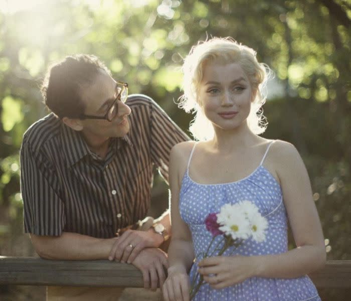 Adrien Brody y Ana de Armas caracterizados como Arthur Miller y Marilyn Monroe