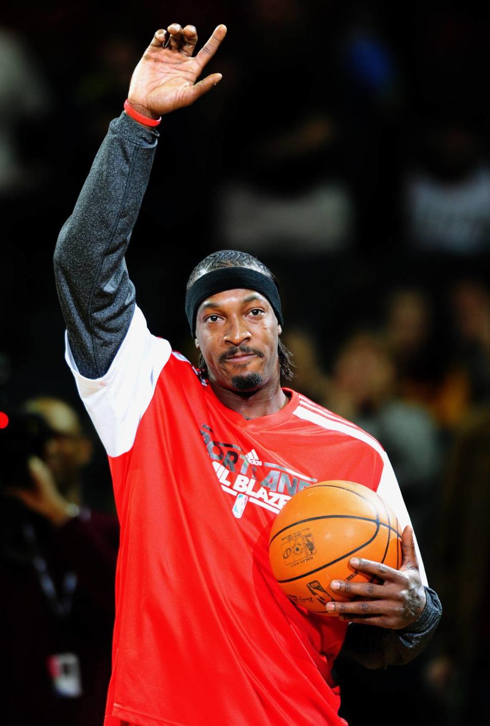 Former Charlotte Bobcats All-Star Gerald Wallace waves to the crowd as a member of the Portland Trail Blazers. Jeff Siner/jsiner@charlotteobserver.com