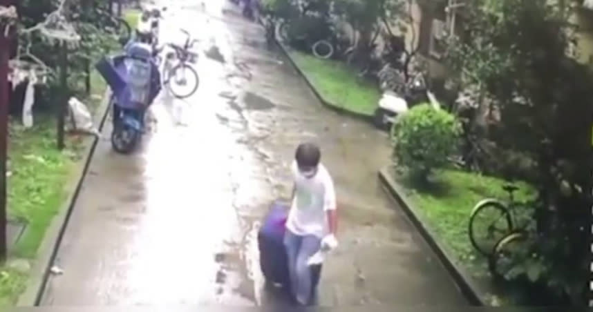 上海一名女子疑似遭殺害，屍體裝在行李箱。（圖／翻攝自微博）