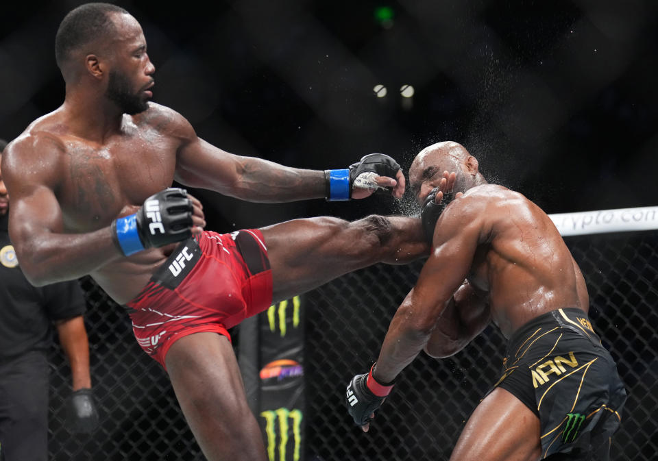 SALT LAKE CITY, UTAH - 20 DE AGOSTO: (LR) Leon Edwards de Jamaica le da una patada en la cabeza a Kamaru Usman de Nigeria en la pelea por el campeonato de peso welter de UFC durante el evento UFC 278 en Vivint Arena el 20 de agosto de 2022 en Salt Lake City, Utah .  (Foto por Chris Unger/Zuffa LLC)