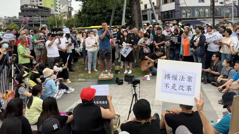 ▲「我藐視國會」台中場在台中火車站鐵路大街登場，下午1點已有200多民眾到場。（圖／記者顏幸如攝，2024.05.24）