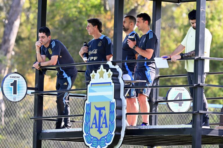 Lionel Scaloni y parte del cuerpo técnico vio el amistoso del Sub 20 (Foto/X: @argentina)