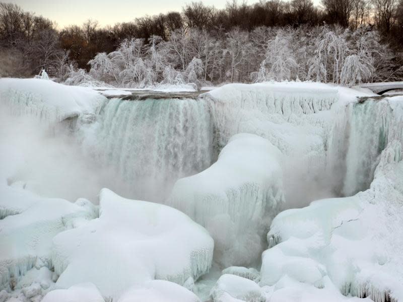 Die Niagarafälle sehen aus wie ein Winterwunderland. Foto: Chris Melzer