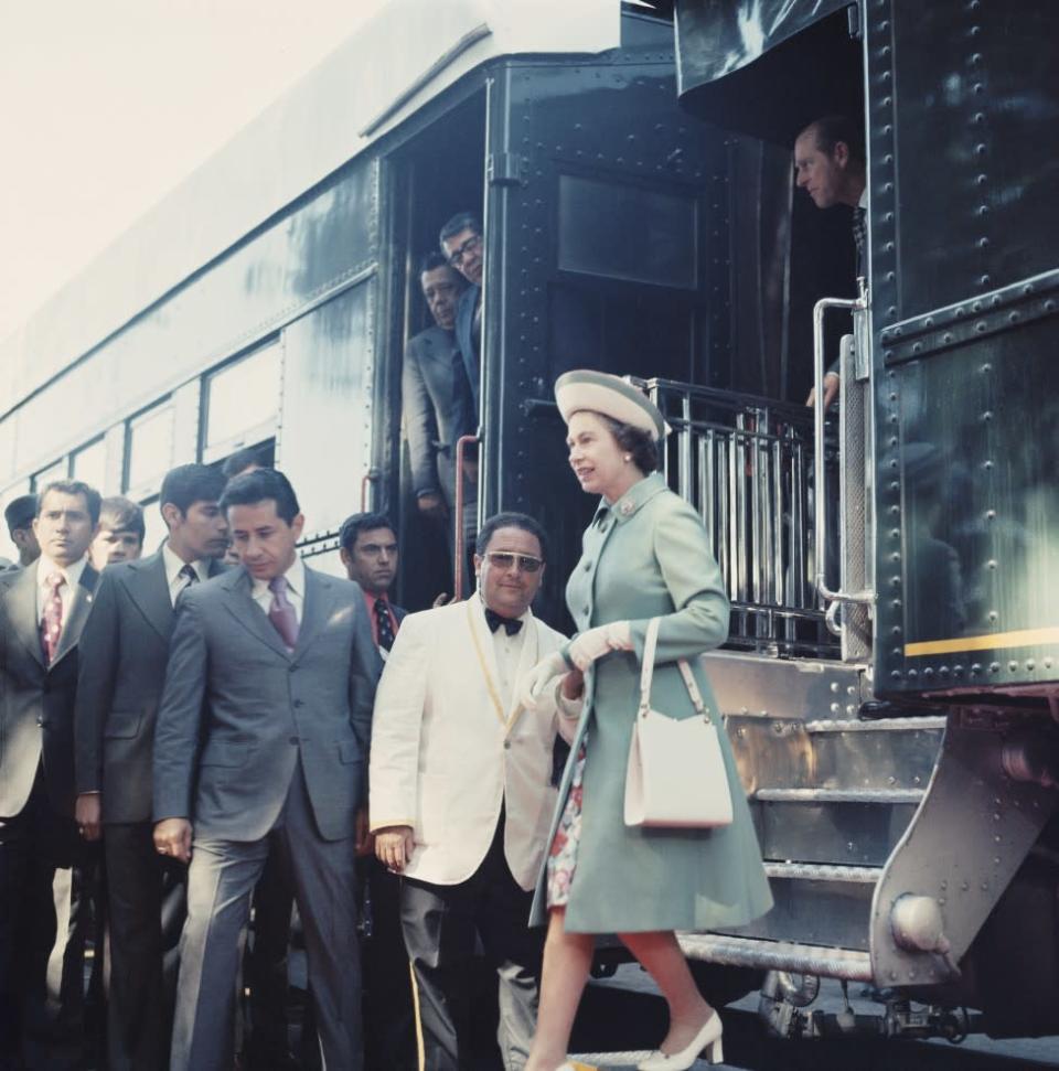 La reina Isabel II en México, bajando de un tren