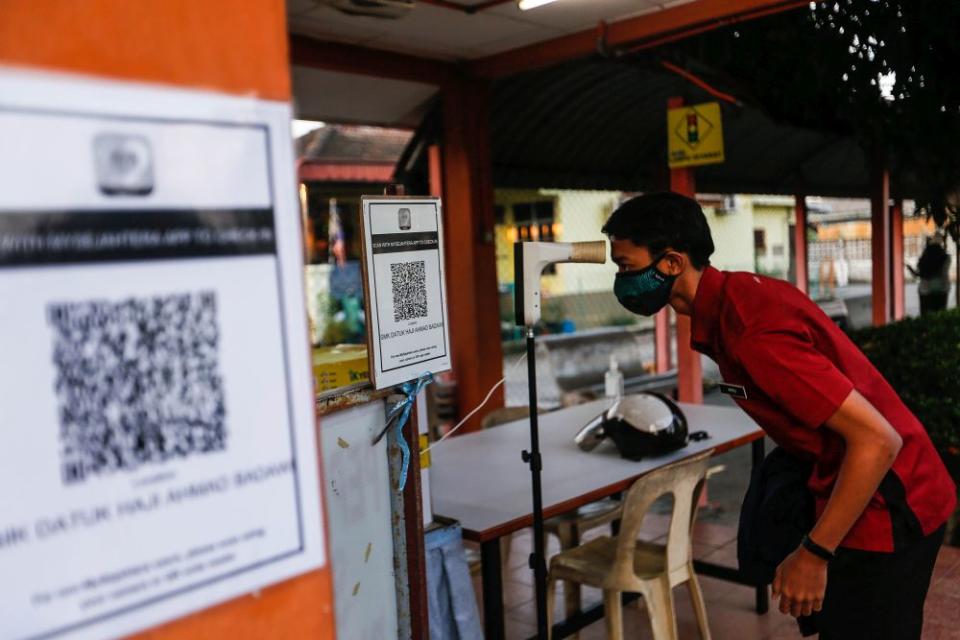 A Form Six student has his temperature checked at Sekolah Menengah Kebangsaan Datuk Ahmad Badawi in Kepala Batas, Penang October 4, 2021. — Picture by Sayuti Zainudin