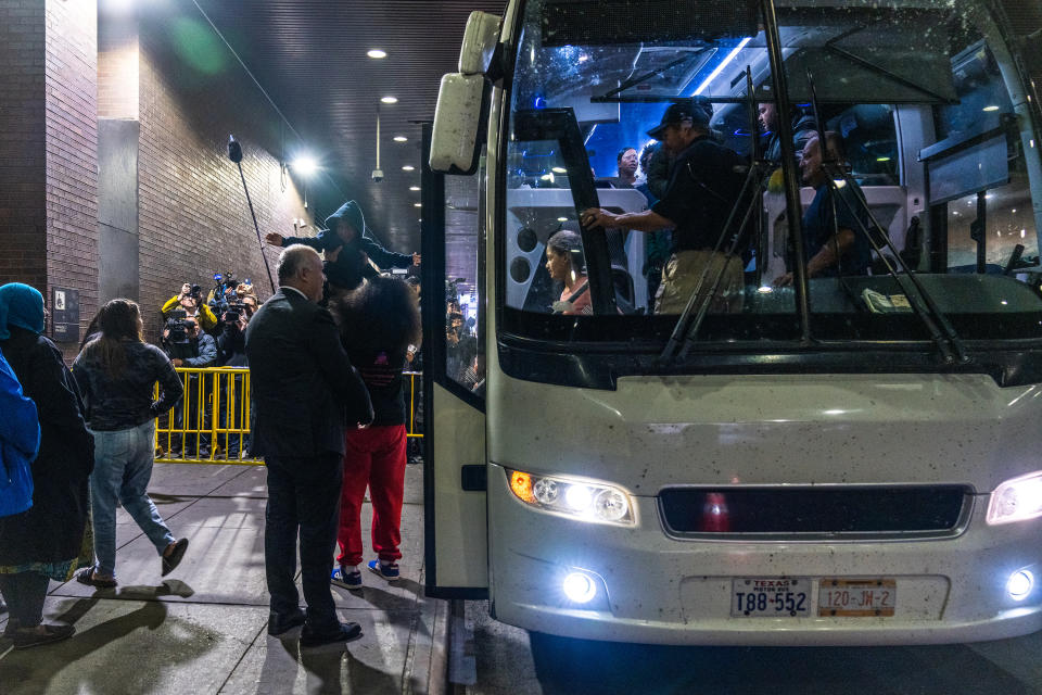 Una familia solicitante de asilo llega a la Terminal de Autobuses de la Autoridad Portuaria, en Manhattan, el 3 de mayo de 2023. (Juan Arredondo/The New York Times)