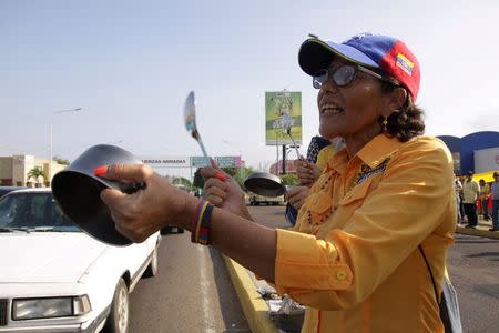 An opposition supporter shouts slogans as she bangs a pot during a gathering to demand a referendum to remove Venezuela's President Nicolas Maduro in Maracaibo, in the state of Zulia, Venezuela September 7, 2016. REUTERS/Jesus Contraras.