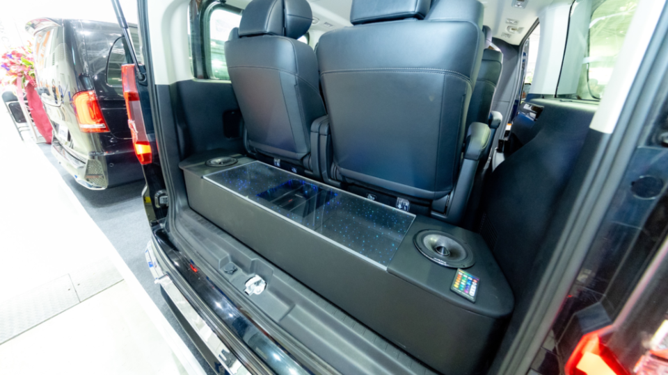 現場展車Toyota Granvia六座頂規版本，內裝升級美事達開模訂製專屬後廂隔屏，音響換上AlpineF#1 Status旗艦全套系統。(圖片來源/ iammax)
