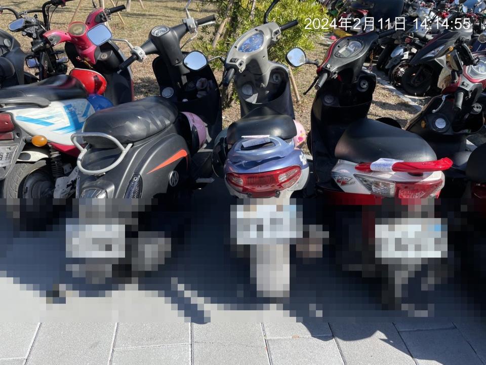 ▲彰化扇庫停車場旁的公園內仍有大量違法停放的機車，彰化警分局鐵腕強力執法，14天已經開出371張罰單，違停車主將面臨900元罰緩。（警方提供）