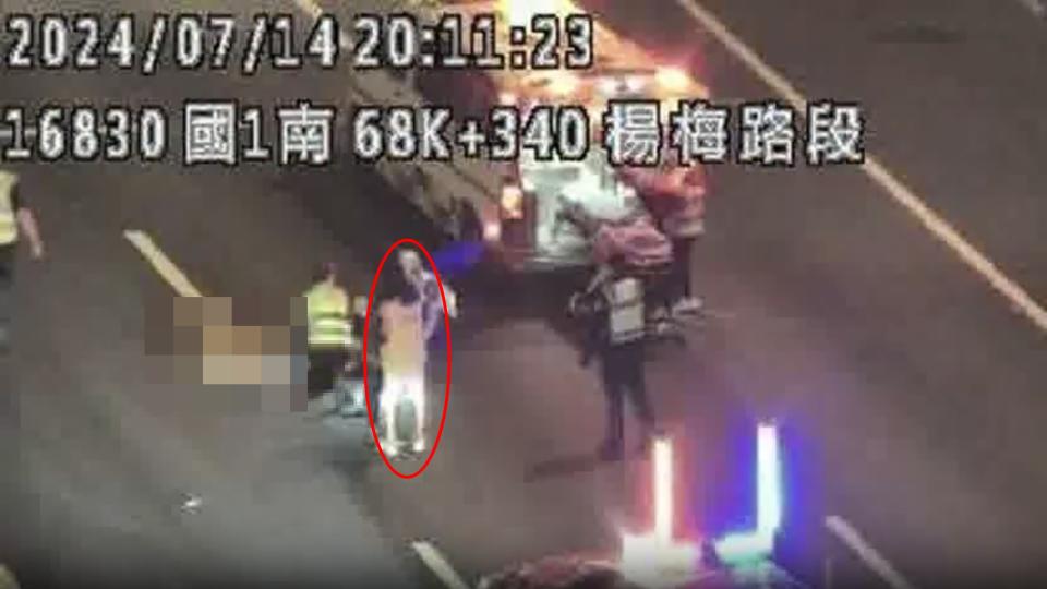  國道1號於14日晚間發生一起車禍事件，29歲詹姓女子行經國道1號北向楊梅路段突然開門跳車，造成後車撞擊導致「大腿爆開」，送醫後不治，警消抵達後搶救畫面曝光。（圖／翻攝自高速公路資訊網） 