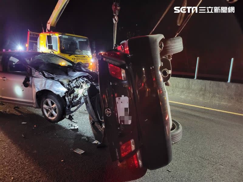 施男駕駛黑色轎車不明原因先失控自撞護欄，後車因閃避不及追撞。（圖／翻攝畫面）