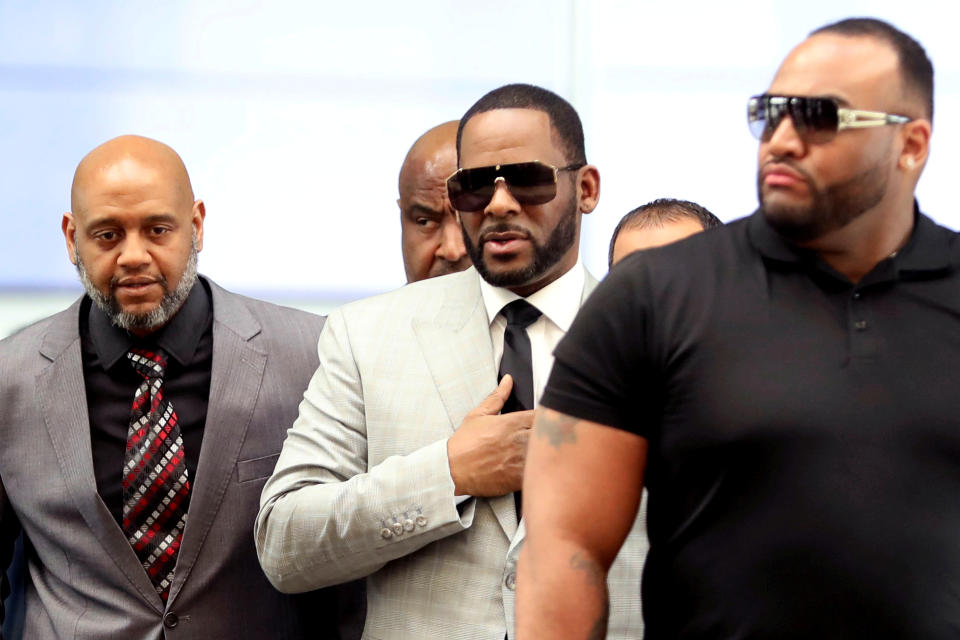 R. Kelly walks inside the Criminal Court Building as he arrives for a hearing on eleven new counts of criminal sexual abuse,  in Chicago, Illinois, U.S., June 6, 2019.  REUTERS/Daniel Acker